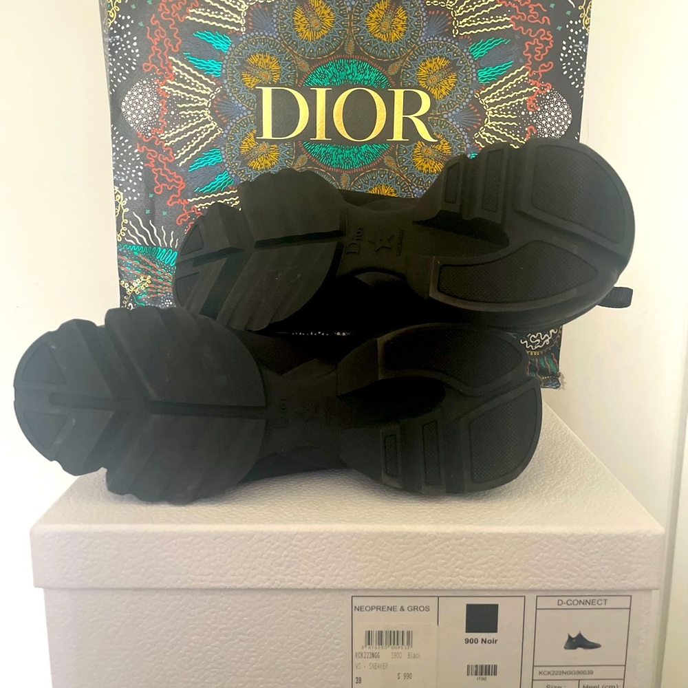 Includes new shoe box w/shoe bags